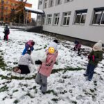 Dzieci bawią się śniegiem