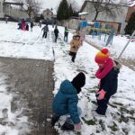 Dzieci bawią się śniegiem