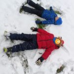 Dzieci bawią na śniegu