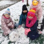 Dzieci bawią się śniegiem