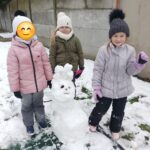 Dzieci lepią bałwana