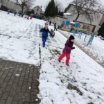 Dzieci bawią się śniegiem