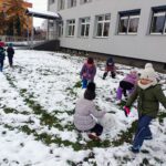 Dzieci bawią się śniegiem