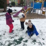 Dzieci bawią się śniegiem