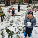 Dzieci bawią się na śniegu