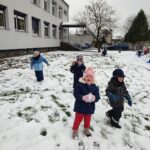Dzieci bawią się na śniegu