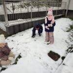 Dzieci bawią się na śniegu