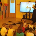 Dzieci z grupy Słoneczka uczestniczą w zajęciach