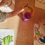 Dzieci wykonują pracę plastyczną związaną z tematyką zajęć