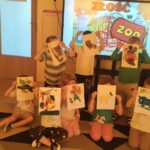 Dzieci prezentują swoje prace plastyczne