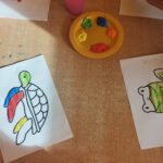 Dzieci wykonują pracę plastyczną związaną z tematyką zajęć