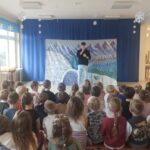 Aktor zaprasza wszystkie dzieci do obejrzenia bajki
