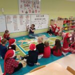 Nauczyciel opowiada dzieciom o Barbórce