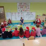 Nauczyciel opowiada dzieciom o Barbórce