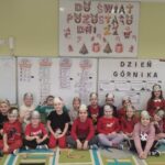 Grupa Mądre Sowy z opaskami z okazji Barbórki