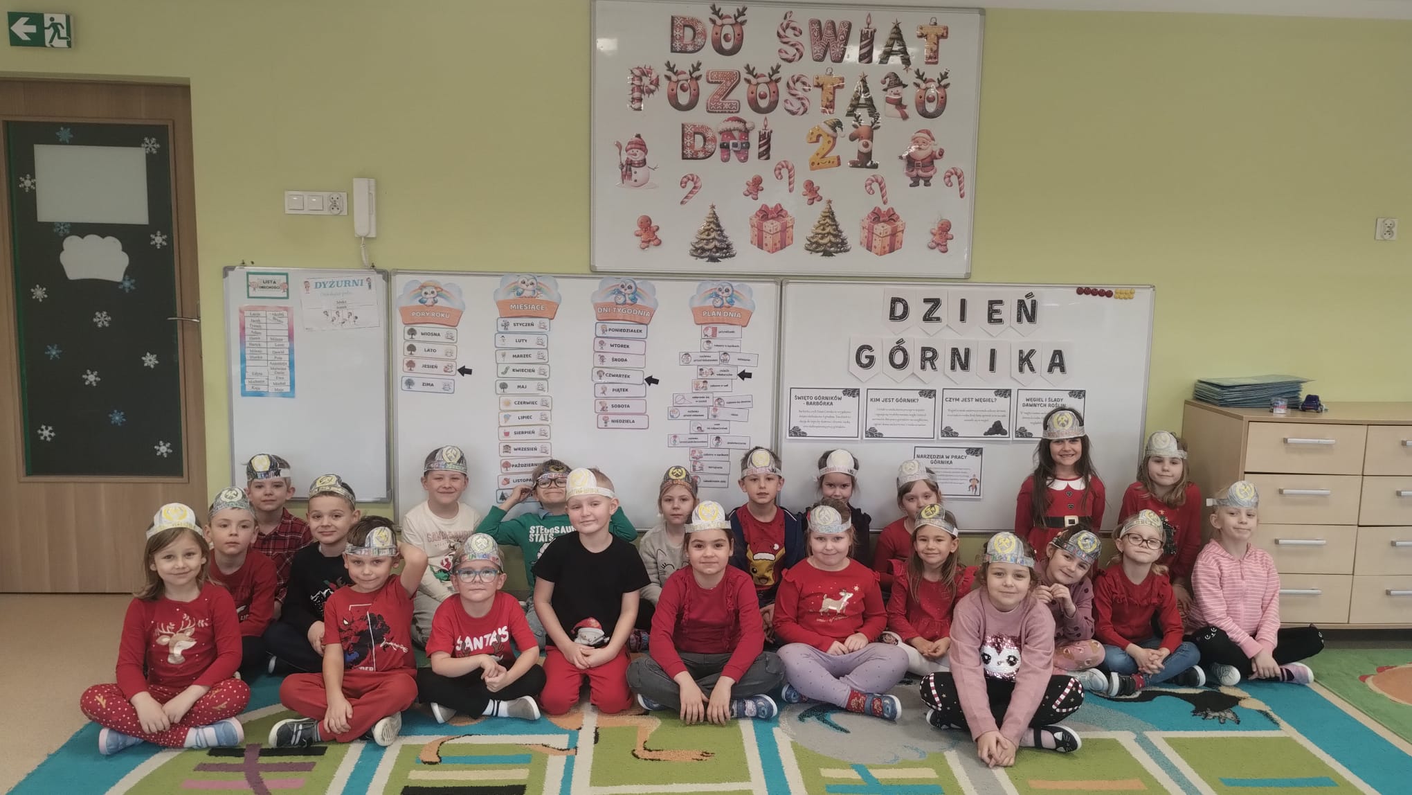 Grupa Mądre Sowy z opaskami z okazji Barbórki