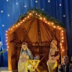 Dzieci wcielające się w role Maryi i Józefa w bożonarodzeniowej szopce.