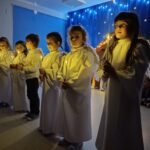 Dzieci wcielające się w role aniołków