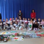 Uczestnicy konkursu, Pani Dyrektor oraz Pani Karina i Pani Oliwia, które zorganizowały konkurs