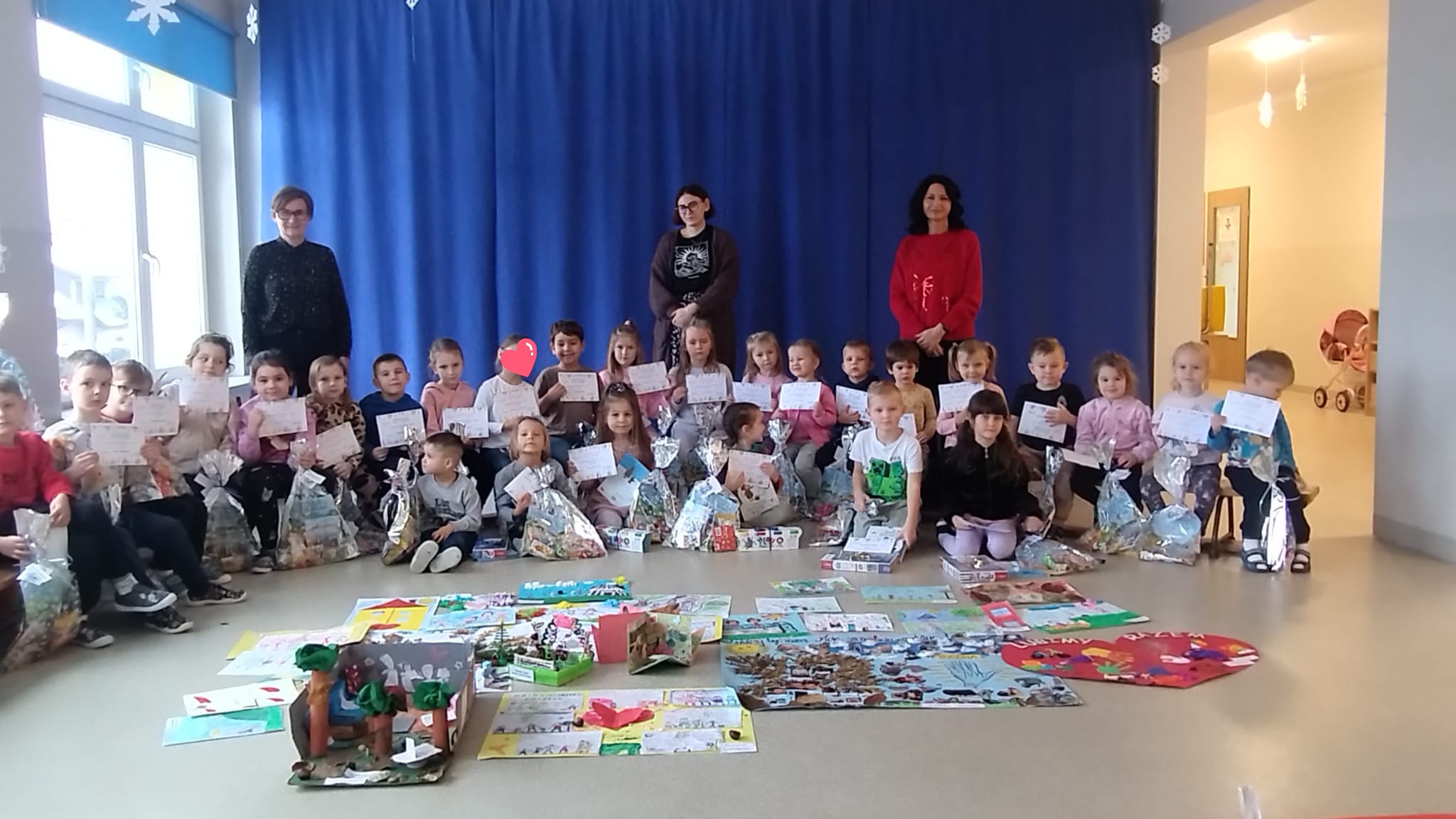 Uczestnicy konkursu, Pani Dyrektor oraz Pani Karina i Pani Oliwia, które zorganizowały konkurs