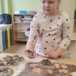 Dzieci z grupy Mądre Sowy wykrawają pierniczki w różnych kształtach
