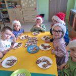 Dzieci z grupy Niedźwiadki ozdabiają pierniczki w różnymi kolorowymi posypkami