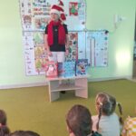 Pani Asia z Miejsko-Powiatowej Biblioteki Publicznej – filii nr 3 w Lublińcu w trakcie prowadzenia zajęć