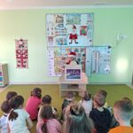 Pani Asia z Miejsko-Powiatowej Biblioteki Publicznej – filii nr 3 w Lublińcu, przedstawia dzieciom teatrzyk Kamishibai