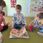 Dzieci w trakcie chwili z książką