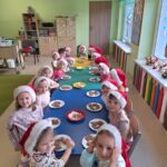 Dzieci z grupy Niedźwiadki ozdabiają pierniczki w różnymi kolorowymi posypkami