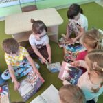 Dzieci w trakcie aktywności z książką
