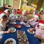 Dzieci z grupy Niedźwiadki ozdabiają pierniczki w różnymi kolorowymi posypkami
