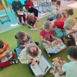 Dzieci w trakcie aktywności z książką