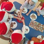 Dzieci z grupy Niedźwiadki ozdabiają pierniczki w różnymi kolorowymi posypkami