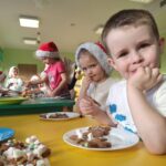 Dzieci z grupy Niedźwiadki ozdabiają pierniczki w różnymi kolorowymi posypkami
