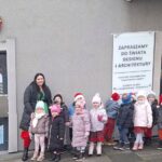 Zdjęcie grupowe Słoneczek w raz z opiekunami przed wejściem do Wesołego Miasteczka