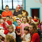 Dzieci z młodszych grup przedszkolnych w oczekiwaniu na Świętego Mikołaja