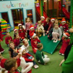 Dzieci w trakcie oczekiwania na prezent od Świętego Mikołaja