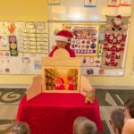 Pani Asia z Miejsko-Powiatowej Biblioteki Publicznej – filii nr 3 w Lublińcu, przedstawia dzieciom teatrzyk Kamishibai