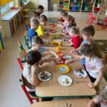 Dzieci z grupy Pszczółki ozdabiają pierniczki w różnymi kolorowymi posypkami
