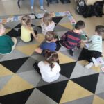 Dzieci aktywnie uczestniczą w zajęciach, poprzez wybór obrazka z zadaniem superbohatera