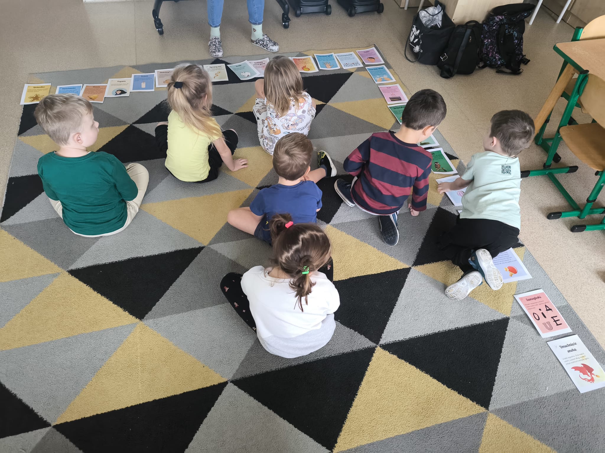 Dzieci aktywnie uczestniczą w zajęciach, poprzez wybór obrazka z zadaniem superbohatera
