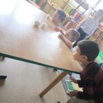 Dzieci wykonują ćwiczenia oddechowe