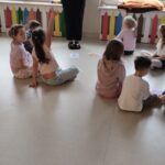 Dzieci aktywnie uczestniczą w zajęciach, poprzez wybór obrazka z zadaniem superbohatera