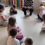 Dzieci aktywnie uczestniczą w zajęciach, poprzez wybór obrazka z zadaniem superbohatera