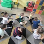 Dzieci aktywnie uczestniczą w zajęciach- zadanie z karty superbohatera