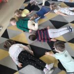 Dzieci aktywnie uczestniczą w zajęciach, przyjmując określoną pozycję superbohatera