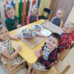Dzieci z grupy Słoneczka przygotowują się do wykrajania pierniczków
