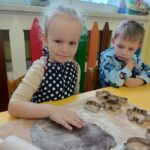 Dzieci z grupy Słoneczka wykrawają pierniczki w różnych kształtach