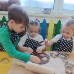 Dzieci z grupy Słoneczka wykrawają pierniczki w różnych kształtach